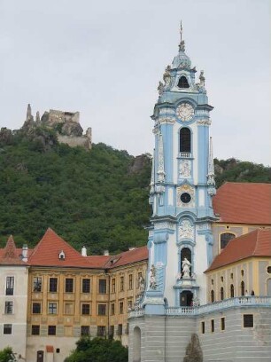 Dürnstein - Stadtansicht mit Klosterkirche : Aufgenommen am 12. Juni 2011 in der Wachau im Weinort Dürnstein