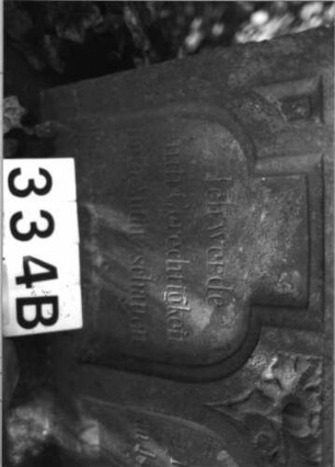Grabstein 334 (Index: 100085183) Maße HxBxT: 187x73x30 cm Beschreibung: Stele, profilierter Sockel, giebelart. Abschl. , rechteck. erhöht, Schrift eingetieft Symbolik: Mohnkapseln: Grabstein 334B