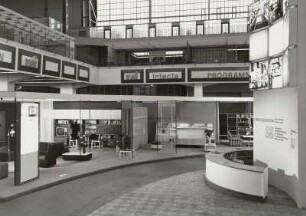 Raumaufnahme mit Werbeträger von "VMI-Möbel" und Ausstellungskoje mit Wohnzimmermöbeln (1973; VEB Möbelkombinat Berlin (MKB))