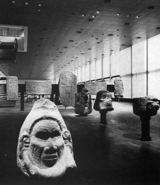 Exposition Amérique ancienne 1970. Entrée avec sculpture en pierre de Cozumalhuapa