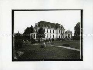 Außenansicht des Schlosses der Adelsfamilie von Zieten in Wustrau (Gartenseite)