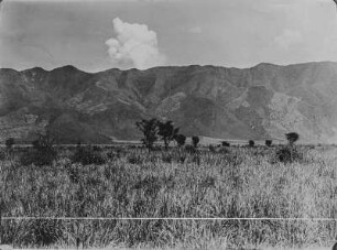 Landschaft : Die Landschaft des zentralafrikanischen Grabens. Im Hintergrund erheben sich Berge