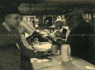 Freizeit, Männer am Biertisch