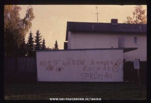 BUNTE WÄNDE SCHAUEN EUCH AN | {ANARCHIE-A}