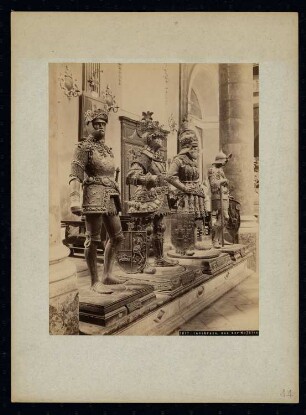 Hofkirche, Innsbruck: Schwarze Mander am Kaisergrab von Maximilian I.