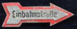 WHW-Abzeichen, Serie "Verkehrszeichen" (Einbahnstraße), "Tag der Deutschen Polizei" vom Februar 1941