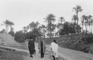 Europäer in Libyen : Zwei Europäer auf einer Straße in Libyen