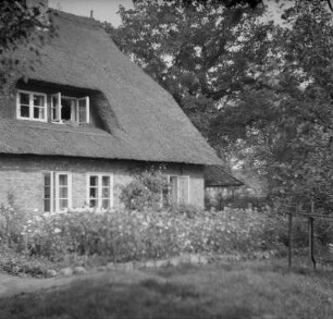 Porträt zweier Damen am Gartentisch und Einzelaufnahmen vom Haus