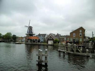 Haarlem: Bebauung am Ufer der Spaarne mit Windmühle "Molen de Adriaan"