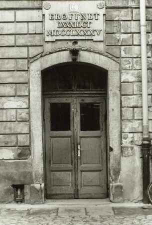 Dresden-Friedrichstadt, Seminarstraße 11. 48. Grundschule. Gebäude im Hof (1785, Umbauten 1827 u. um 1880). Seitenportal mit Inschrift