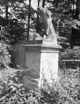 Diana? : Rest der Statue einer Diana? Sandstein. 1. Viertel 18. Jahrhundert. Neschwitz, Schlosspark