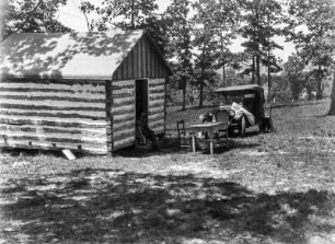 Autocamp : Holzhütte mit Automobil davor