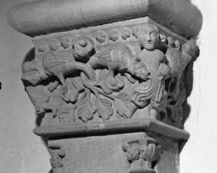 Kapitell mit Drachen und menschlichen Figuren