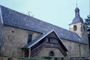 Dorfkirche von NO, Gesamtansicht mit überdachten Emporeaußentreppen
