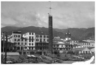 Funchal. Leuchtturm und Fischerboote am Ufer