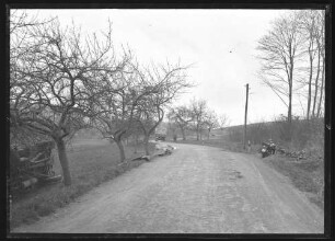 Verkehrsunfall mit mehreren Fahrzeugen (Auto, Motorrad, Fahrrad) (Kennzeichen Motorrad IVB - 7005, Auto IIU - ..695)