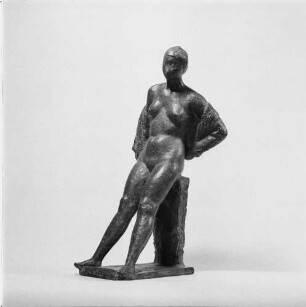 Sitzende mit Tuch : Sitzende mit Tuch. Bronze; Höhe 39 cm (1962; G. Jaeger)