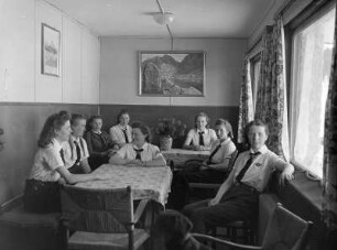Gruppenbildnis von Mitgliedern des Bundes Deutscher Mädel (BdM), vielleicht im Gasthaus zur Alpenrose