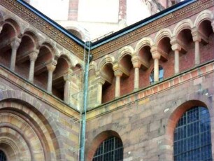 Ansicht von Nordnordwesten-Nördlicher Querhausarm sowie Langhaus im oberen Bereich-Zwerggalerie mit Arkadenbögen auf eingestellten Rundsäulen im Detail