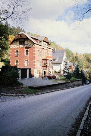 Straße und großes Backsteinhaus