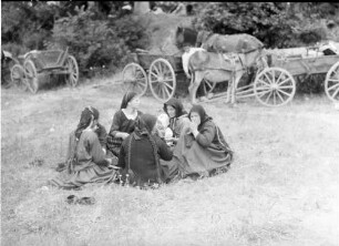 St. Konstantin: Lager, Gruppe Bäuerinnen im Gras