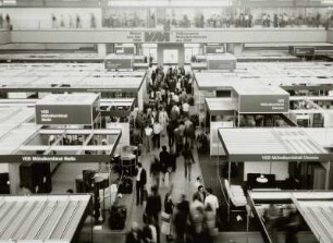 Halle 15. Raumaufnahme mit Ausstellungskojen verschiedener Hersteller
