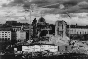Blick vom Dach des Kulturpalastes auf den Neumarkt mit der Frauenkirche nach Beginn der archäologischen Enttrümmerung, im Vordergrund die Regale mit den geborgenen Originalbauteilen