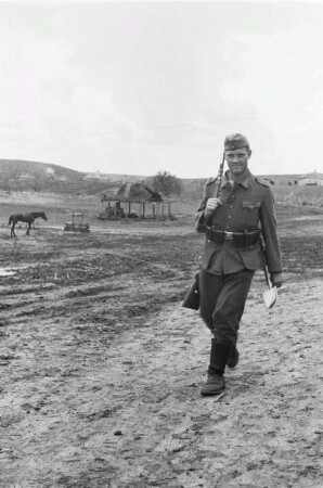 Zweiter Weltkrieg. Frontbilder. Sowjetunion. Angehöriger der deutschen Wehrmacht mit geschultertem Gewehr