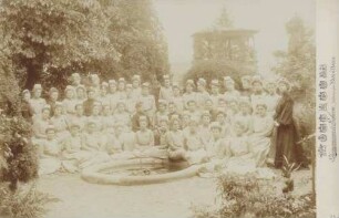 Kursteilnehmerinnen der Großherzogin Luise-Haushaltungsschule in Baden-Baden im Frühjahr 1904