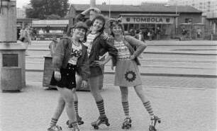 Drei kostümierte junge Frauen