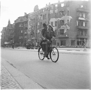 Berlin. Fahrrad als Beförderungsmittel für zwei Personen an der Kaiserallee 155/Ecke Tübinger Straße