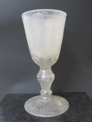 Pokal mit Spitzblattdekor