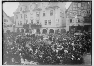 Fasnacht Sigmaringen 1934; Bräuteln vor dem Rathaus