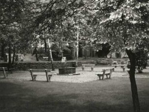 Annaberg-Buchholz. Alter Friedhof. Parkanlage mit Brunnen und Sitzbänken