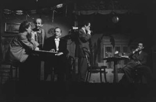 Szenenbilder aus dem Stück "Ein Leben lang" von William Saroyan im Schlossparktheater Berlin-Steglitz