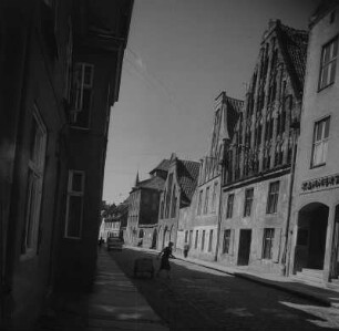 Stralsund. Blick entlang der Mühlenstraße, erstes Haus rechts Nr. 21 (mit Backsteingiebel)