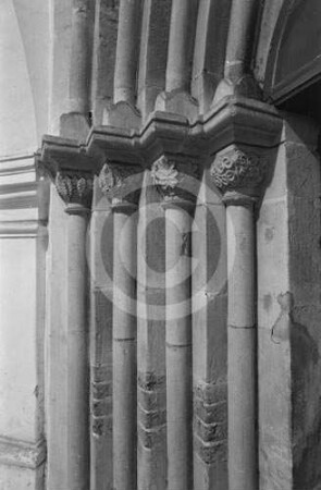 Säulen und Kapitelle am linken Gewände des Stufenportals der Klosterkirche Rauden