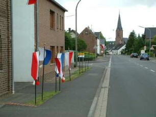 Straße mit Prozessionsfahnen
