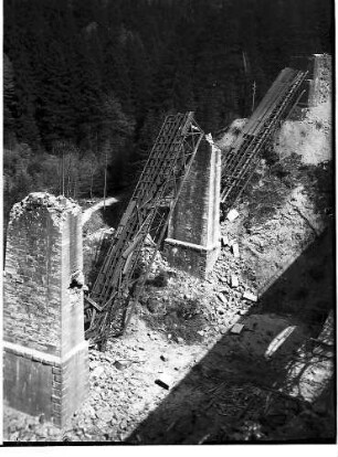 Reste des gesprengten alten Viaduktes