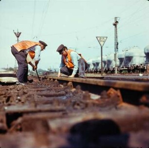 Reichsbahndirektion Dresden. Gleisbau. Facharbeiter für Eisenbahnbautechnik mit Signalwesten bei Reparatur einer Weiche