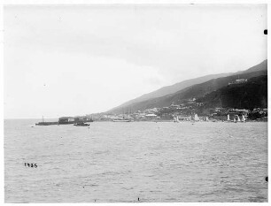 Blick vom Schiff auf Küste mit einem Ort der Provinz La Guajira : La Guaira, Venezuela. Blick von einem Hochseepassagierdampfer der Hapag auf Küste mit Ort und Hafen vor Bergmassiv Ávila