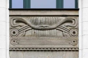 Fassadenrelief mit vegetabilem Ornament