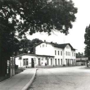 Colditz, Bahnhofstraße 39. Bahnhof (1870/1880). Empfangsgebäude. Straßenansicht