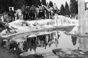 Feldberg: Überschwemmende Straße und Skifahrer