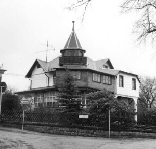 Bad Schandau-Ostrau, Villenkolonie Neuschandau, Ostrauer Ring 10. Wohnhaus (um 1904). Eckansicht von Südwesten
