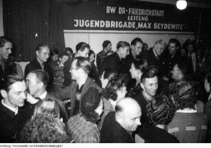 Dresden, Friedrichstadt. Bahnbetriebswerk Dresden-Friedrichstadt, feierliche Übergabe einer "Jugendlokomotive" an die Jugendbrigade "Max Seydewitz" durch den Ministerpräsidenten Max Seydewitz, 8. Oktober 1949