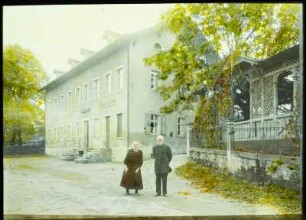 Ehepaar Schmidt : Langenhennersdorf, Portrait des Ehepaares Luger vor dem Gasthaus "Sächsische Schweiz", Hauptstraße