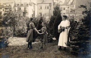 Privatalbum mit Karlsruher Motiven. Unbekannte Mädchen im Garten