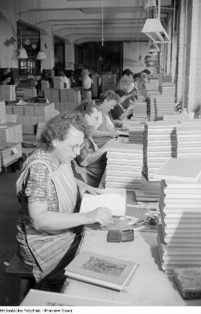 Mitarbeiterinnen der Buchbinderei