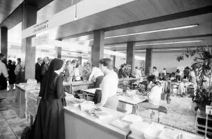 Freiburg: Informationsstand und Garderobe der Stadt